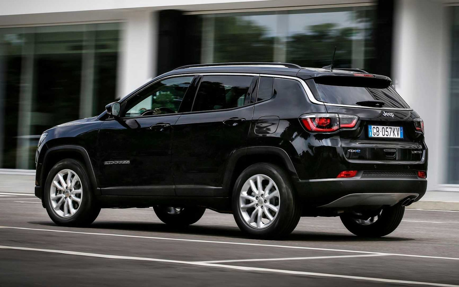 Comparison Jeep Compass 4xe Limited 2021 vs Dodge Charger Scat Pack 2020 SUV Drive